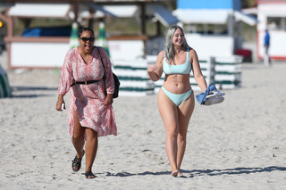 Iskra Lawrence feet photo thumbnail