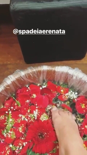 Isis Valverde feet photo thumbnail