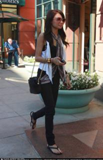 Nicole Richie feet photo thumbnail