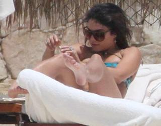 Vanessa Hudgens feet photo thumbnail