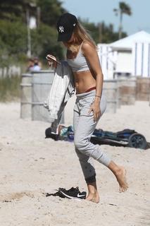 Kimberley Garner feet photo thumbnail