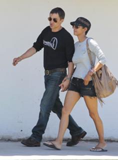 Halle Berry feet photo thumbnail