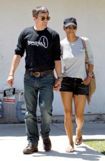 Halle Berry feet photo thumbnail