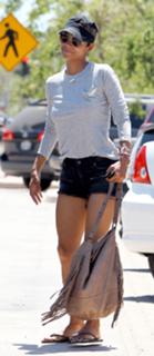 Halle Berry feet photo thumbnail