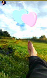 Anushka Sharma feet photo thumbnail