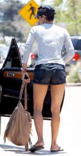Halle Berry feet photo thumbnail