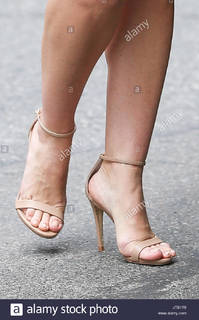 Jennie Garth feet photo thumbnail