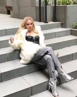 Dove Cameron feet photo thumbnail