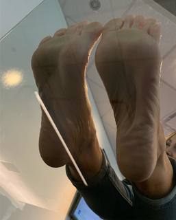 Kyle Unfug feet photo thumbnail