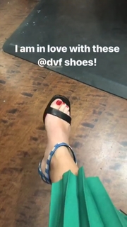 Angela Kinsey feet photo thumbnail