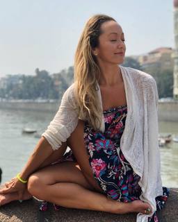 Kino MacGregor feet photo thumbnail