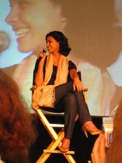 Morena Baccarin feet photo thumbnail