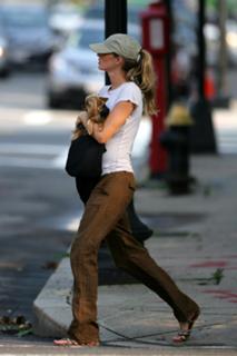 Gisele Bündchen feet photo thumbnail