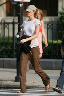 Gisele Bündchen feet photo thumbnail