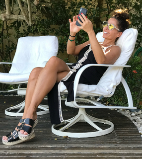 Adriane Galisteu feet photo thumbnail