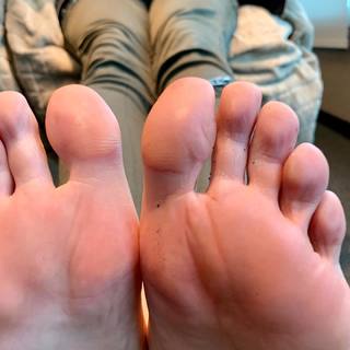 Kyle Unfug feet photo thumbnail