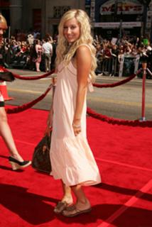 Ashley Tisdale feet photo thumbnail