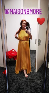 Lindsay Lohan feet photo thumbnail