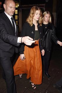 Rosamund Pike feet photo thumbnail