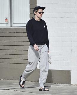 Kristen Stewart feet photo thumbnail
