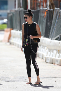 Adriana Lima feet photo thumbnail