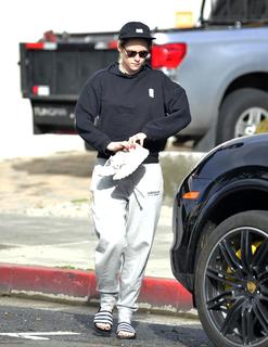 Kristen Stewart feet photo thumbnail