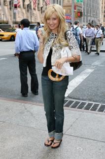Ashley Tisdale feet photo thumbnail