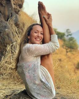 Kino MacGregor feet photo thumbnail