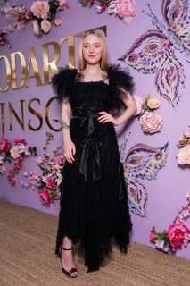 Dakota Fanning feet photo thumbnail