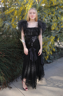 Dakota Fanning feet photo thumbnail