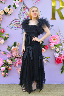 Dakota Fanning feet photo thumbnail