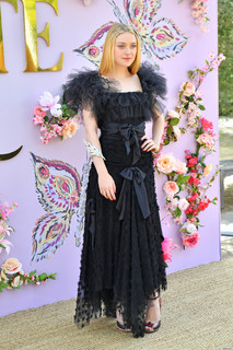 Dakota Fanning feet photo thumbnail