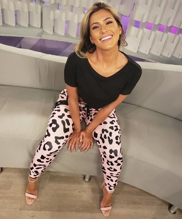 Lívia Andrade feet photo thumbnail