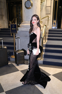 Victoria Justice feet photo thumbnail