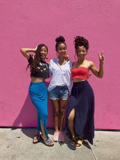 Halle Bailey feet photo thumbnail