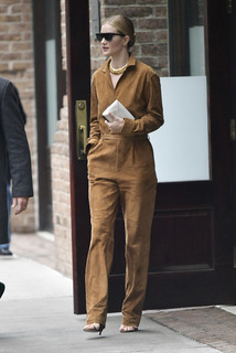 Rosie Huntington-Whiteley feet photo thumbnail