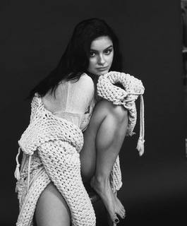 Ariel Winter feet photo thumbnail
