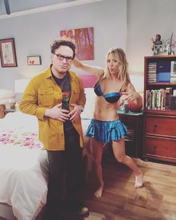 Kaley Cuoco feet photo thumbnail