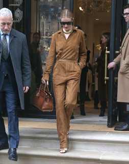 Rosie Huntington-Whiteley feet photo thumbnail