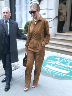 Rosie Huntington-Whiteley feet photo thumbnail
