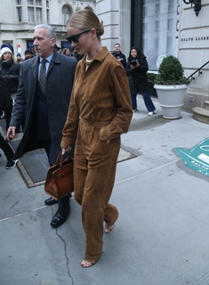 Rosie Huntington-Whiteley feet photo thumbnail