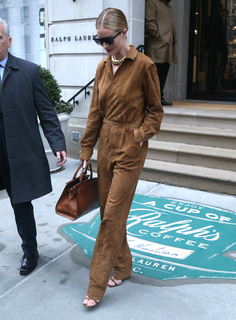 Rosie Huntington-Whiteley feet photo thumbnail