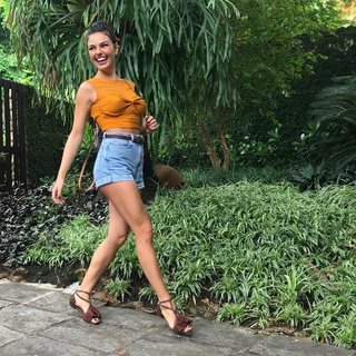 Isis Valverde feet photo thumbnail