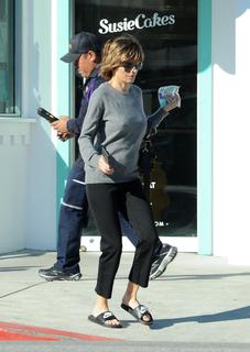 Lisa Rinna feet photo thumbnail