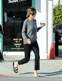 Lisa Rinna feet photo thumbnail