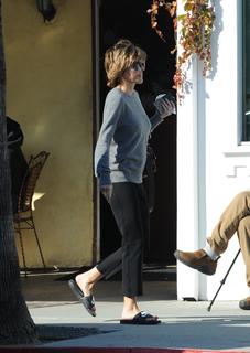 Lisa Rinna feet photo thumbnail