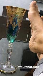 Hina Khan feet photo thumbnail