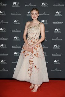 Dakota Fanning feet photo thumbnail