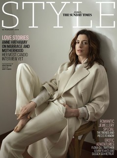 Anne Hathaway feet photo thumbnail