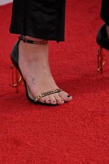 Miley Cyrus feet photo thumbnail